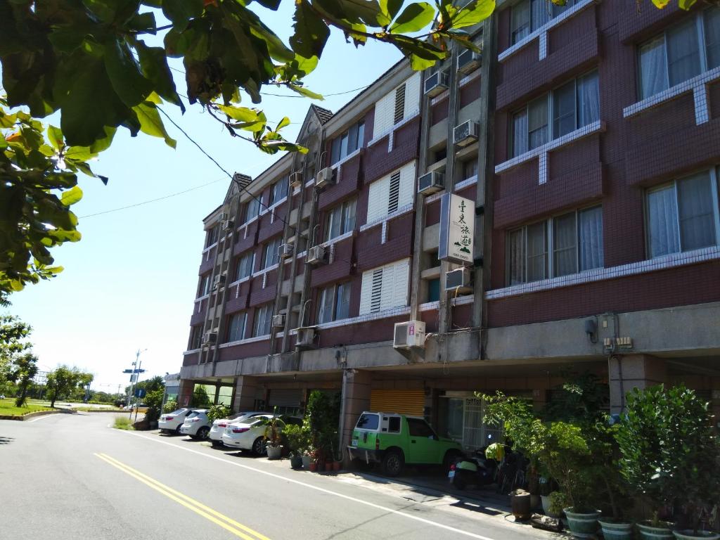 ein Apartmenthaus an der Straßenseite in der Unterkunft Taitung Travel Hostel in Taitung