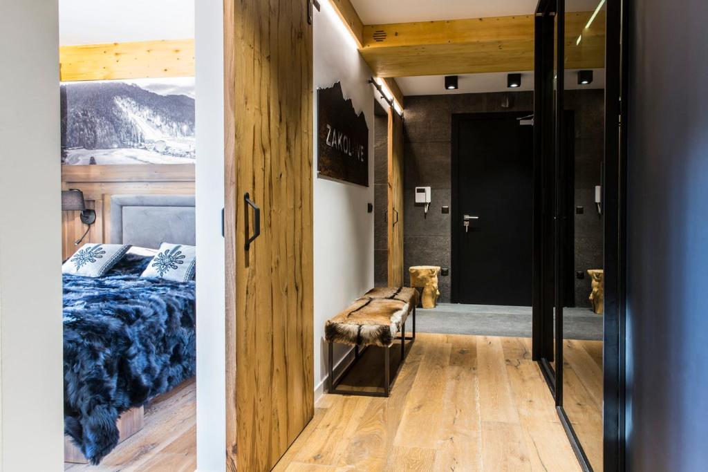 Posteľ alebo postele v izbe v ubytovaní Apartament ZAKOLOVE pod Skocznią - Sauna , Jaccuzi , piękny taras