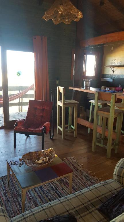 sala de estar con sofá y mesa en Complejo La Pausa, en Punta del Diablo