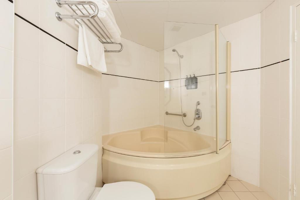 Ramada by Wyndham Diplomat Canberra