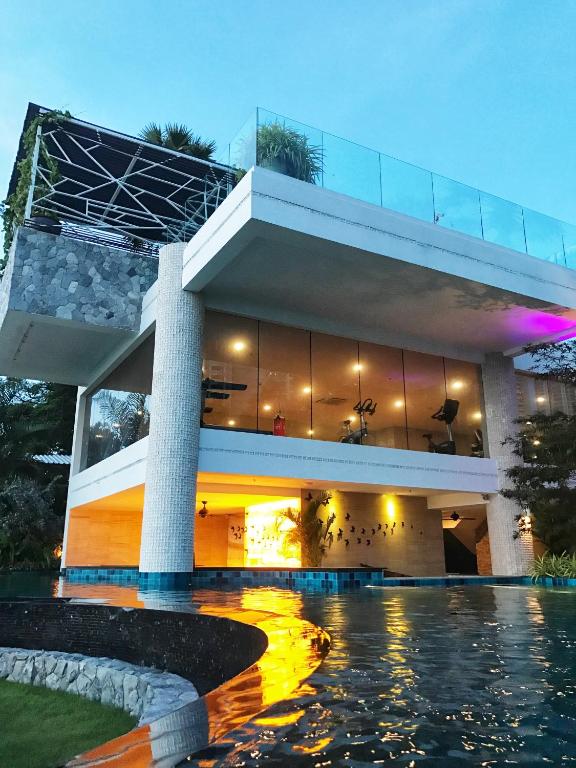 Bazén v ubytování Pattaya Private Beach Luxury Home nebo v jeho okolí