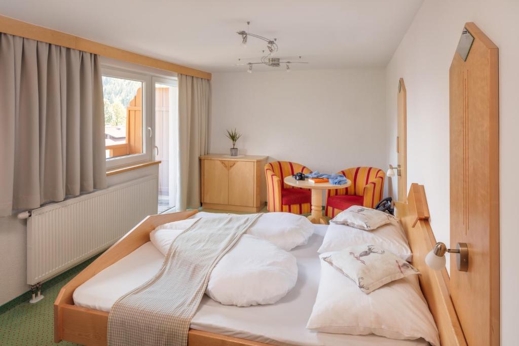 Postel nebo postele na pokoji v ubytování Hotel Enzian