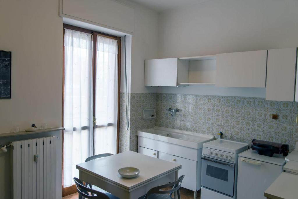 A kitchen or kitchenette at Luminoso bilocale
