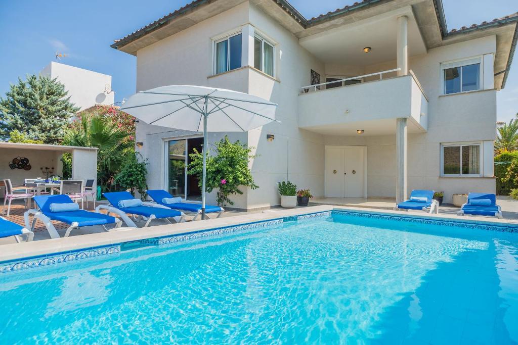 a villa with a swimming pool and a house at Villa Maria in El Port
