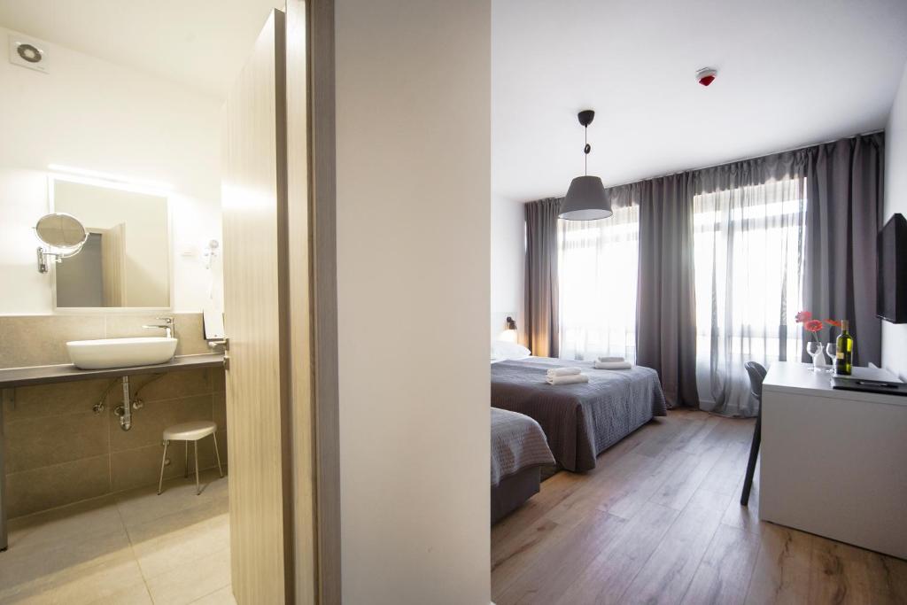 Postel nebo postele na pokoji v ubytování Garden Hotel