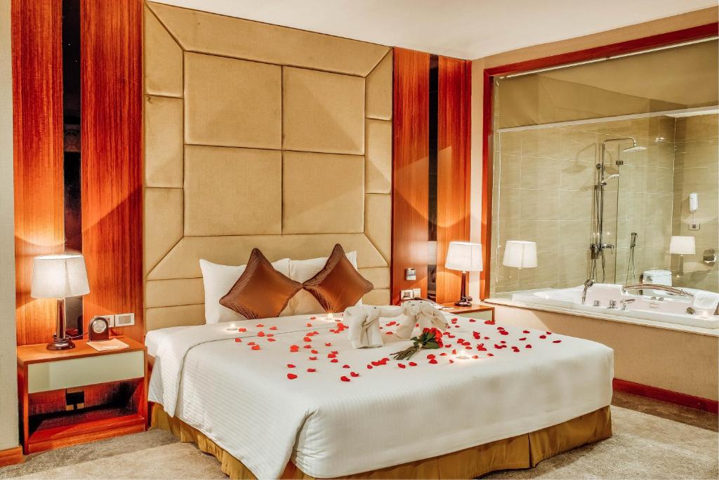ein Schlafzimmer mit einem Bett mit roten Rosen darauf in der Unterkunft Muong Thanh Luxury Bac Ninh Hotel in Bắc Ninh
