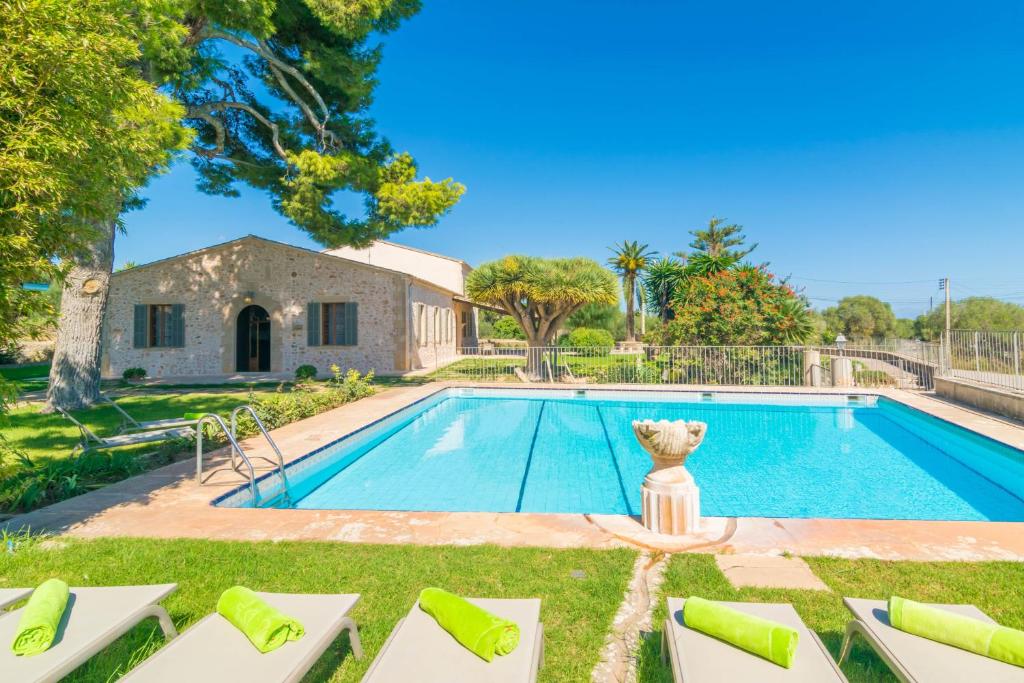 uma villa com uma piscina e uma casa em Can Cirerol em Porto Colom