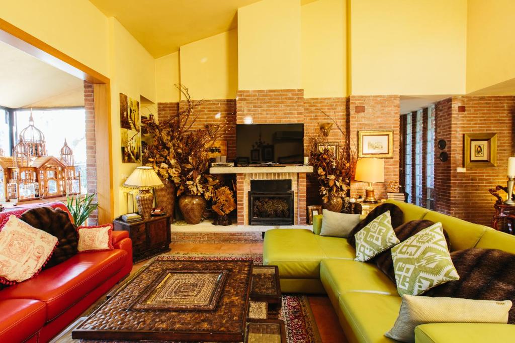 a living room with a green couch and a fireplace at Mi Refugio in Alicante