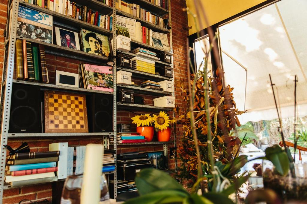 a room with a book shelf filled with books at Mi Refugio in Alicante