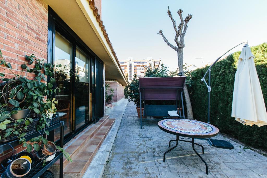 a patio with a table and a grill next to a building at Mi Refugio in Alicante