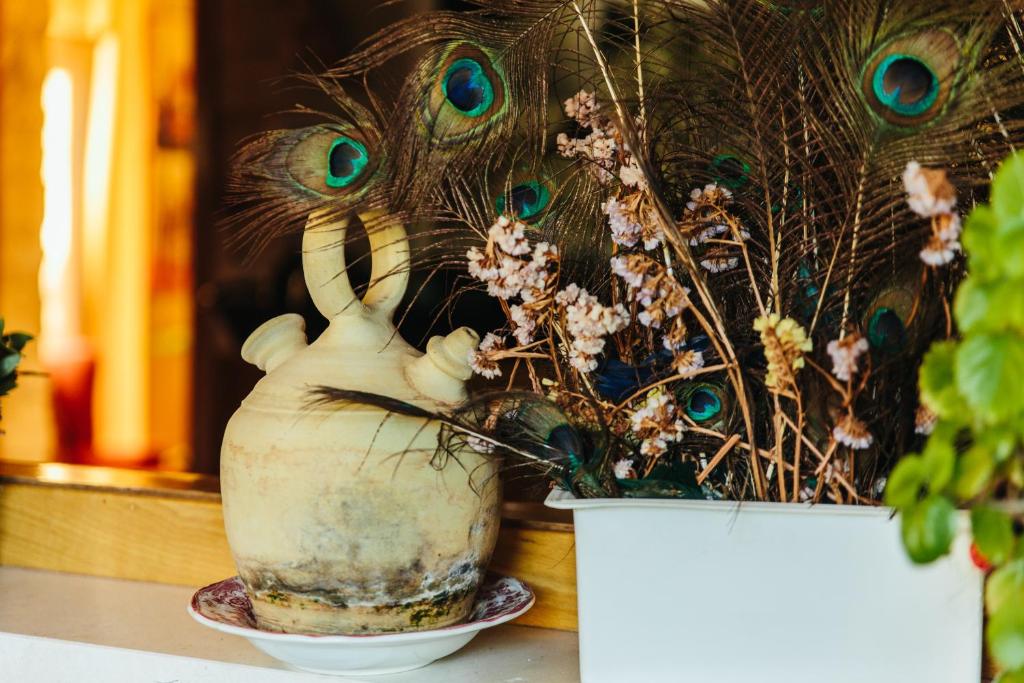a vase with peacock feathers sitting on a table at Mi Refugio in Alicante