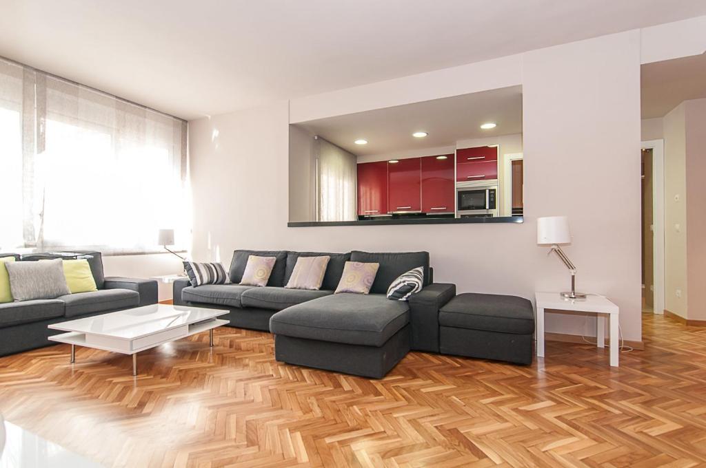 ein Wohnzimmer mit einem Sofa und einem Tisch in der Unterkunft Weflating Diagonal in Barcelona