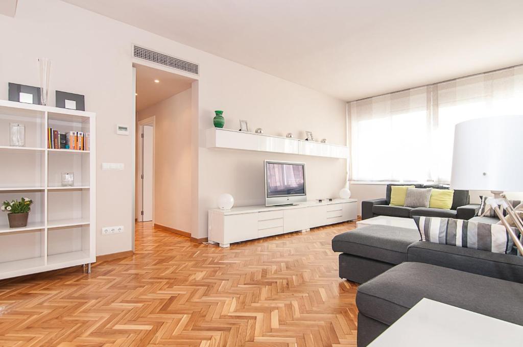 A television and/or entertainment centre at Weflating Diagonal