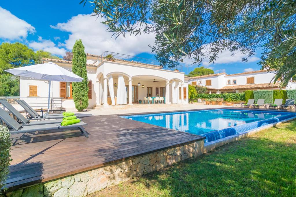 ein Haus mit einem Pool und einem Haus in der Unterkunft Villa Murta in Porto Cristo