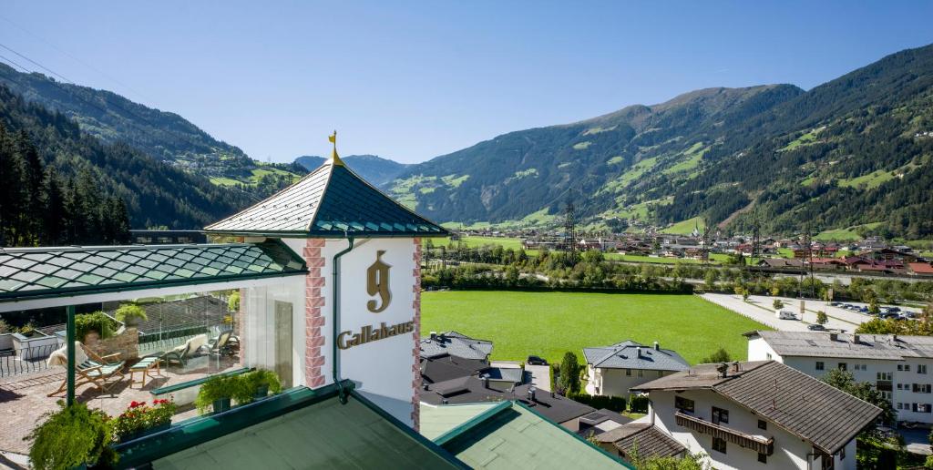 Vistas a una ciudad con montañas en el fondo en Aparthotel Gallahaus, en Zell am Ziller