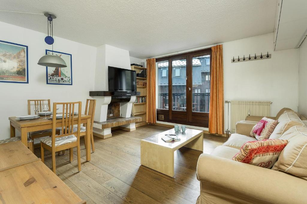 uma sala de estar com um sofá e uma mesa em Apartment Lyret em Chamonix-Mont-Blanc
