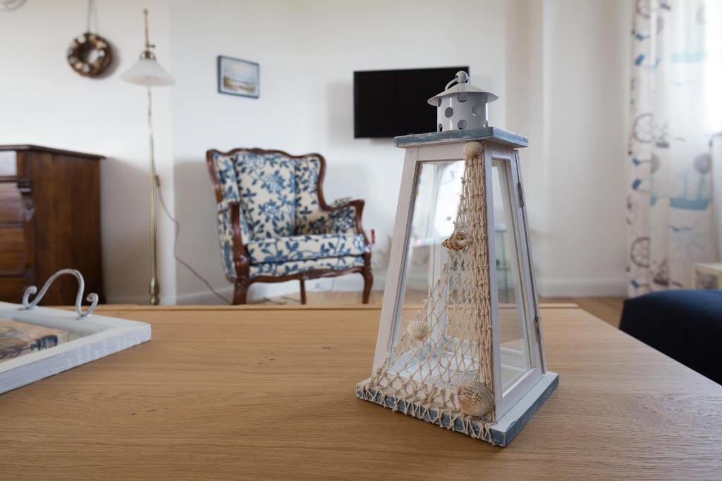 eine Laterne auf einem Tisch in der Unterkunft Ferienwohnung Villa Bullerbü in Sankt Peter-Ording