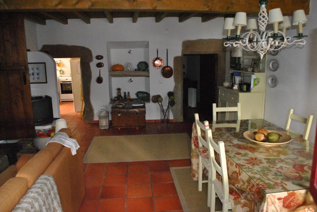 uma sala de estar com uma mesa e uma sala de jantar em Casa típica alentejana em Alpalhão