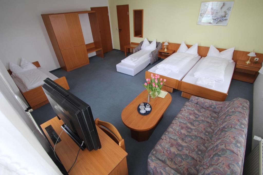 Postel nebo postele na pokoji v ubytování Hotel Weisse Taube