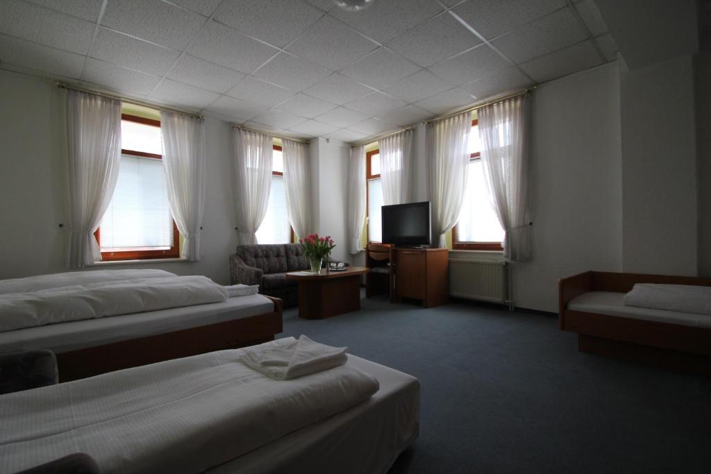 Postel nebo postele na pokoji v ubytování Hotel Weisse Taube