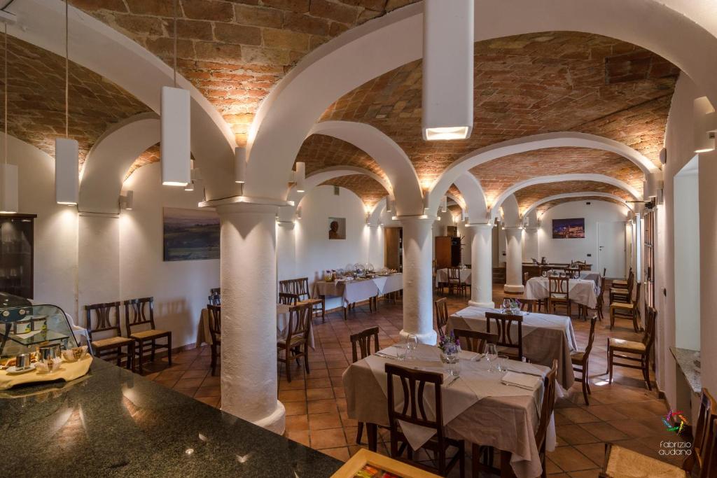 A restaurant or other place to eat at Agriturismo Podere La Piazza