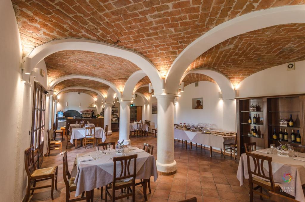 A restaurant or other place to eat at Agriturismo Podere La Piazza