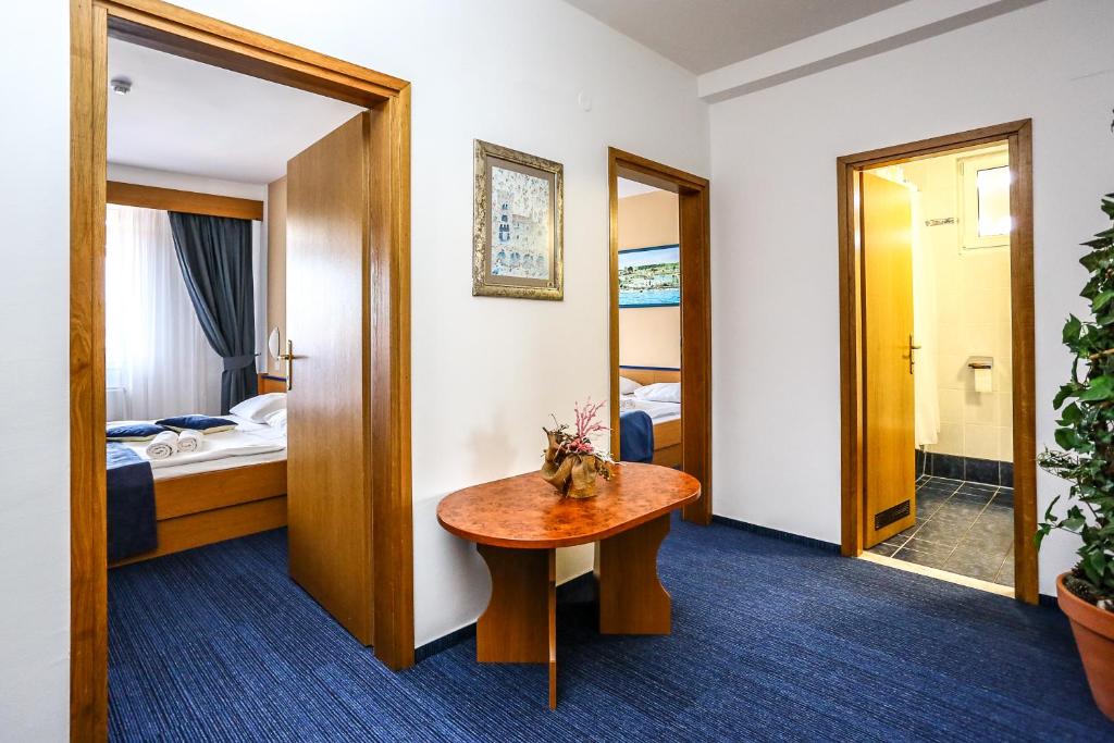 Postel nebo postele na pokoji v ubytování Hotel Dražica - Hotel Resort Dražica