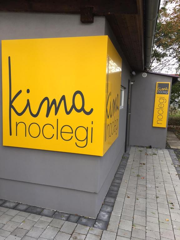 una señal amarilla en el lateral de un edificio en Kimanoclegi en Opole