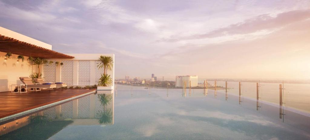 Bazén v ubytování Hotel Emion Phnom Penh nebo v jeho okolí