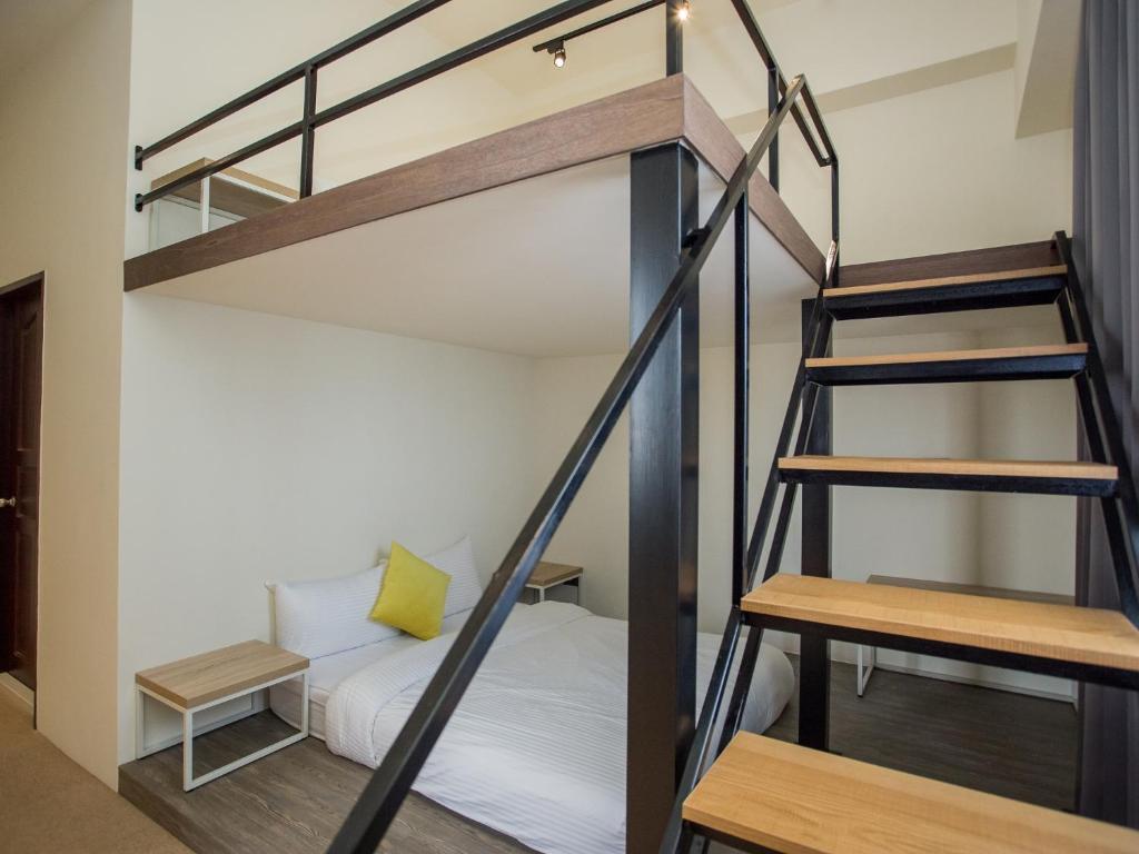 Palanda nebo palandy na pokoji v ubytování Rainbow Hotel
