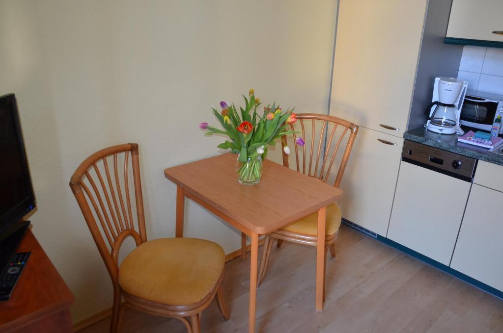 ヘリングスドルフにあるVilla Inge Appartement 10のキッチン(花瓶付)