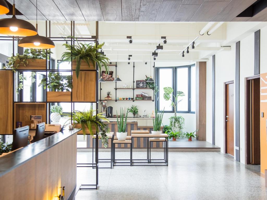 un bureau avec des plantes en pot sur le mur dans l'établissement Rainbow Hotel, à Magong