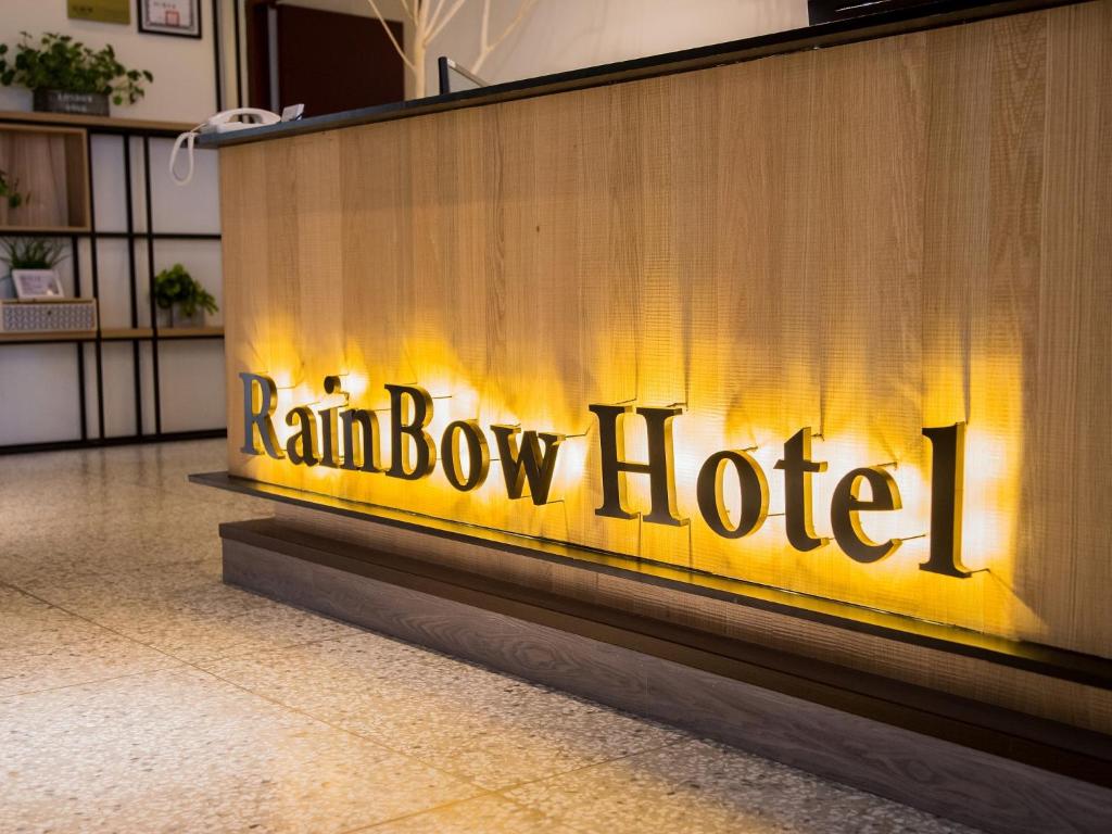 Certifikát, hodnocení, plakát nebo jiný dokument vystavený v ubytování Rainbow Hotel