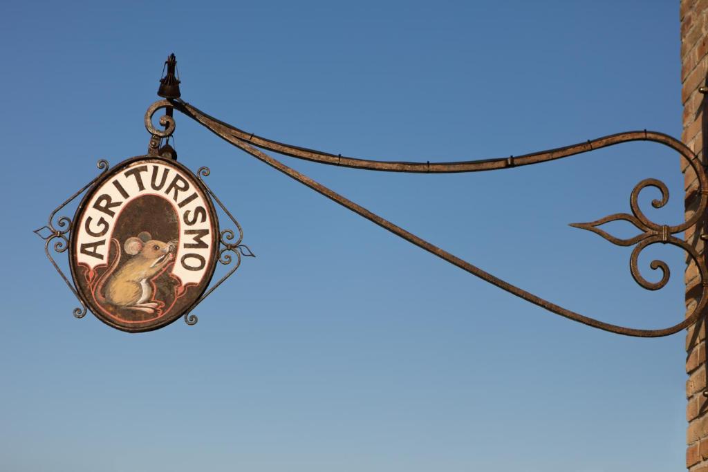 un collar con una foto de un mono en una cadena en Agriturismo La Ratta, en Vernasca
