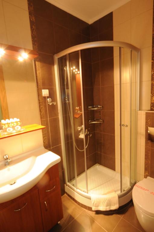 łazienka z prysznicem i umywalką w obiekcie Philippeio Hotel w mieście Krinídhes