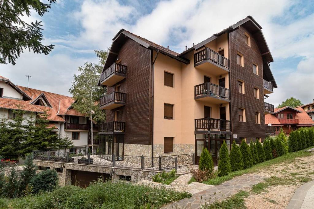 una vista exterior de un edificio con balcones en Aspen 1 Zlatibor, en Zlatibor