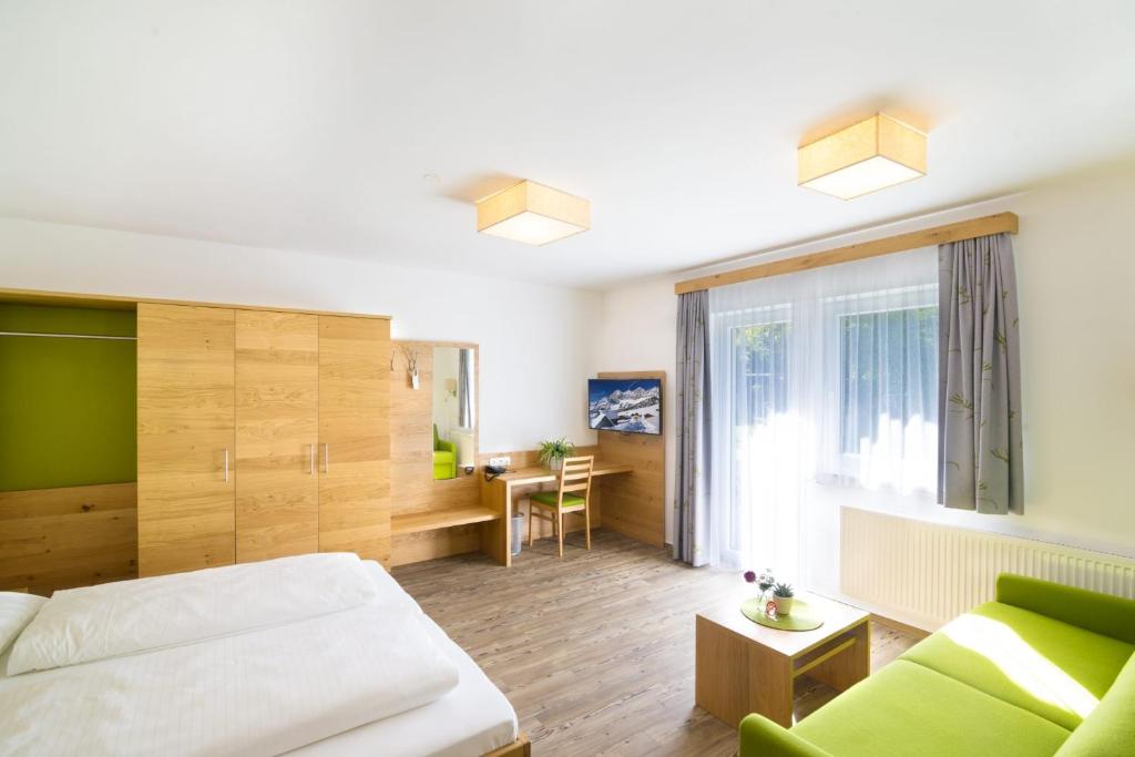 Postel nebo postele na pokoji v ubytování Reiters Wohlfühlhotel