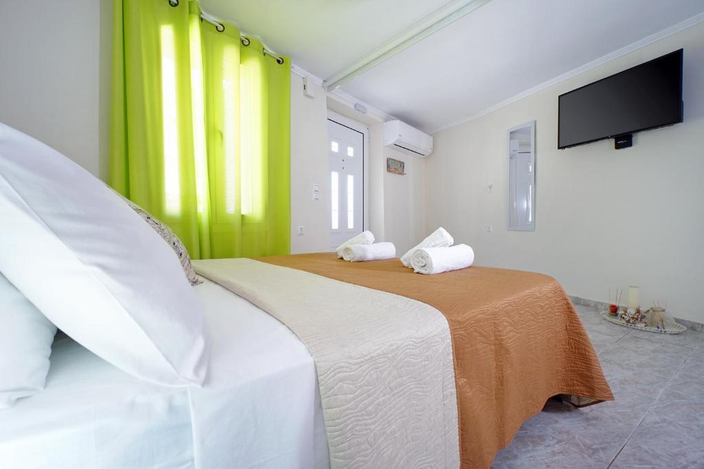 Łóżko lub łóżka w pokoju w obiekcie Nea Chora Maisonette
