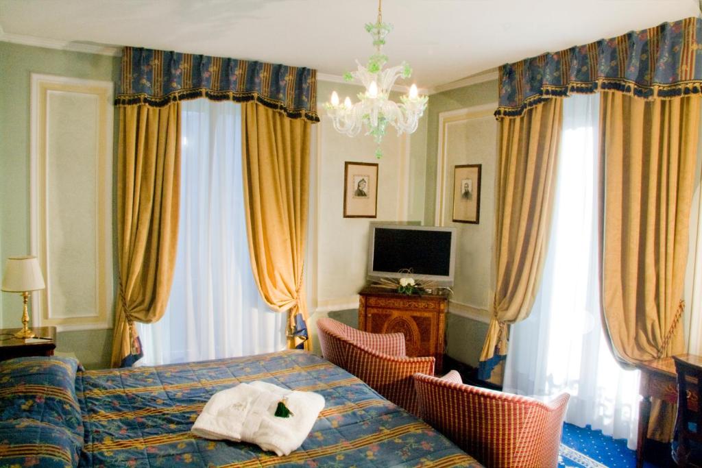 TV a/nebo společenská místnost v ubytování Grand Hotel des Iles Borromées & SPA