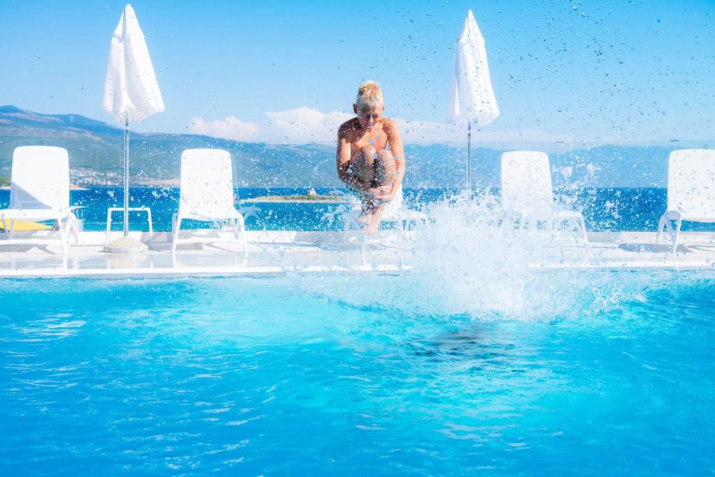 Bazén v ubytování Aminess Vival Lišanj Family Hotel nebo v jeho okolí
