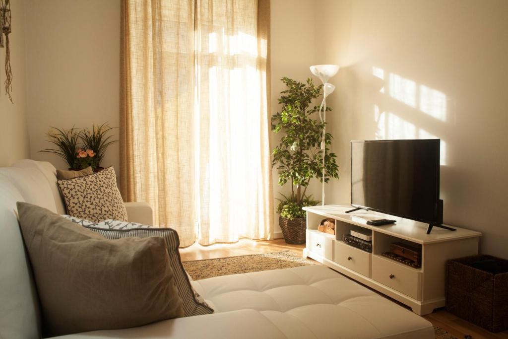 sala de estar con TV y sofá en The Marvila - Modern 3 Bedroom Apartment in trendy New Lisbon en Lisboa