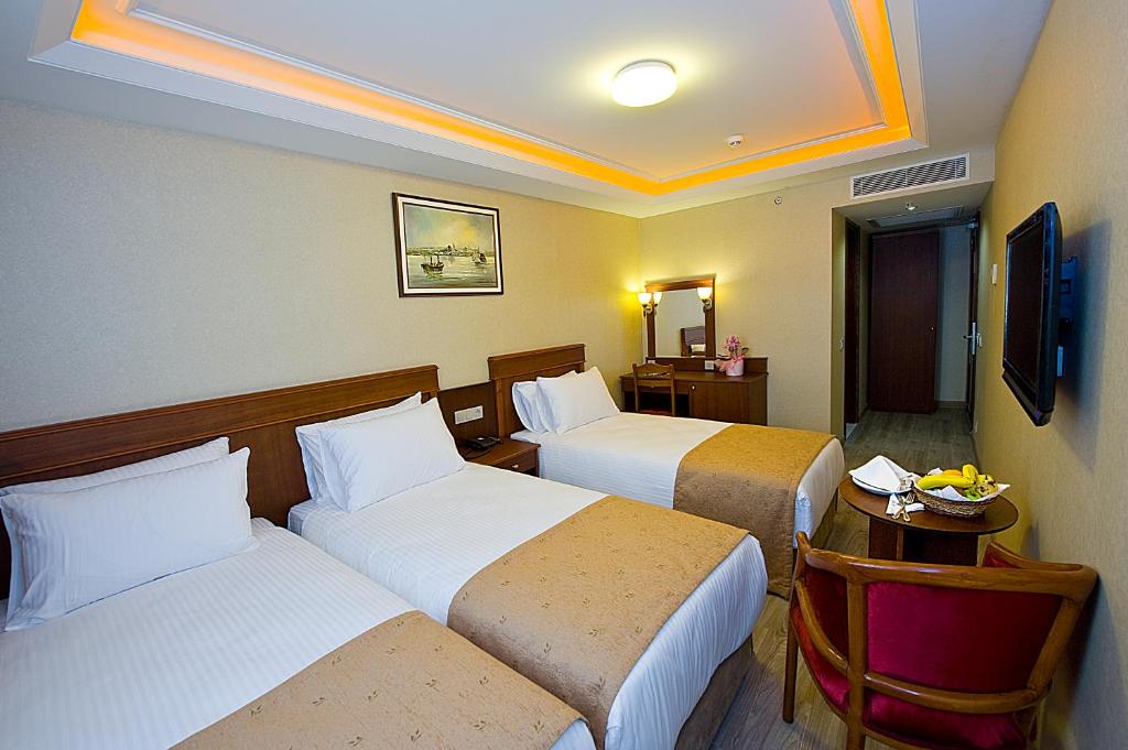 A bed or beds in a room at Askoc Hotel & SPA