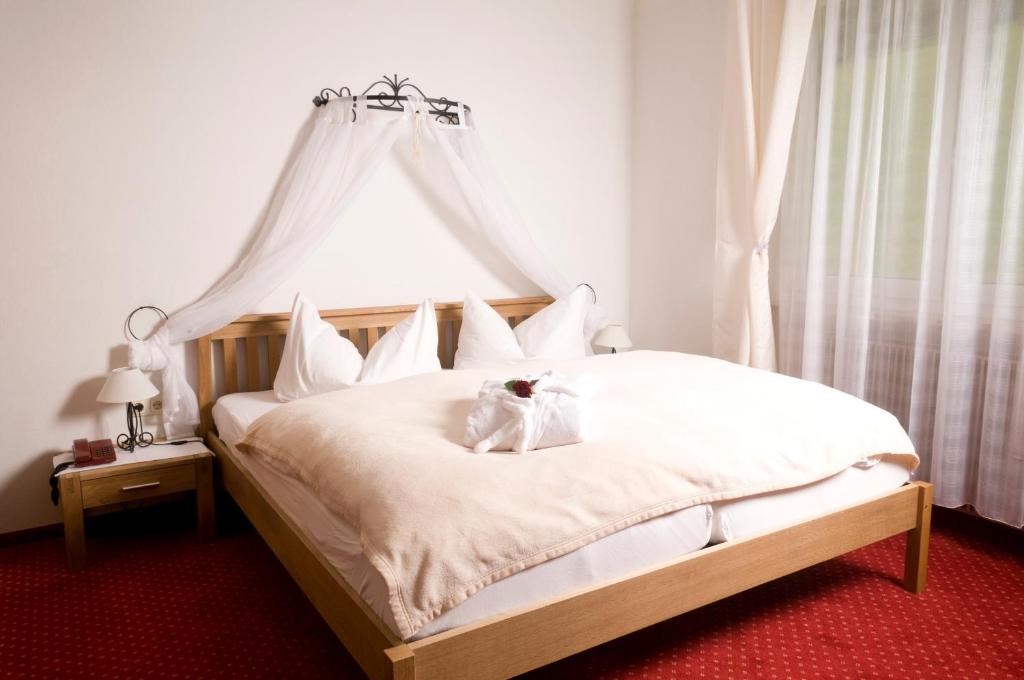 Postel nebo postele na pokoji v ubytování Alpenhotel Ensmann