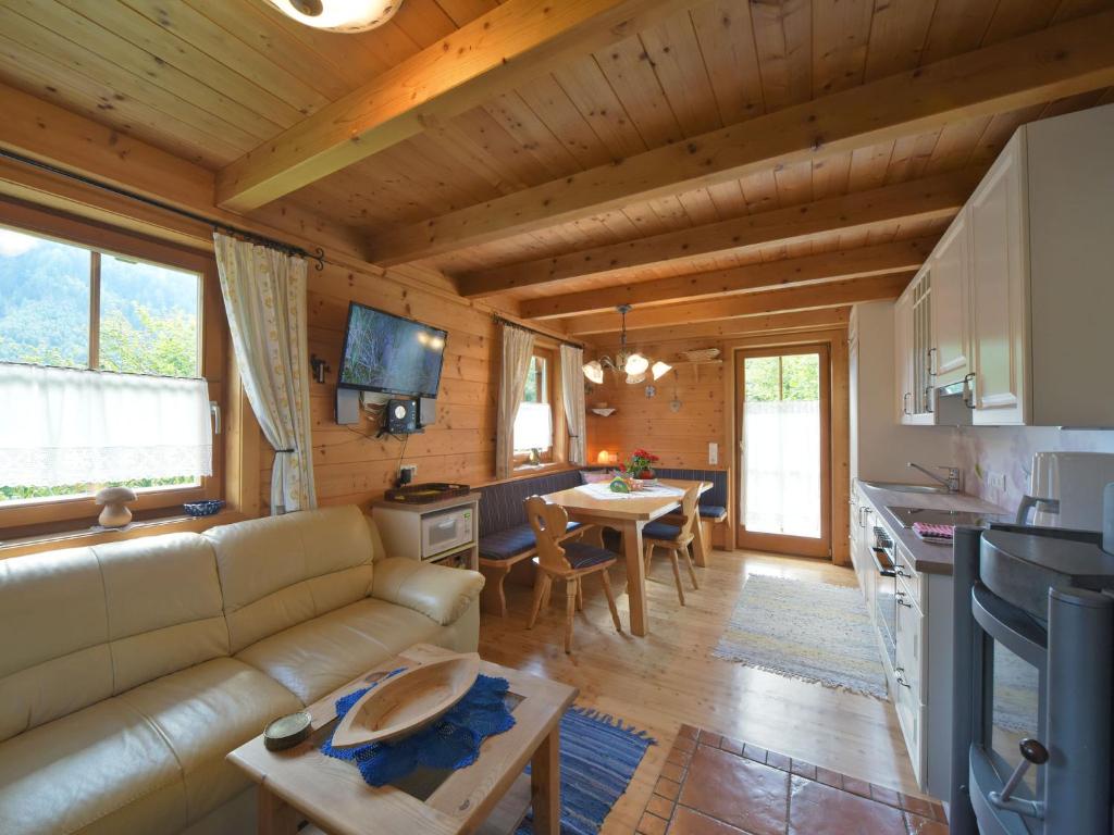 Televízia a/alebo spoločenská miestnosť v ubytovaní Haus Hasslacher