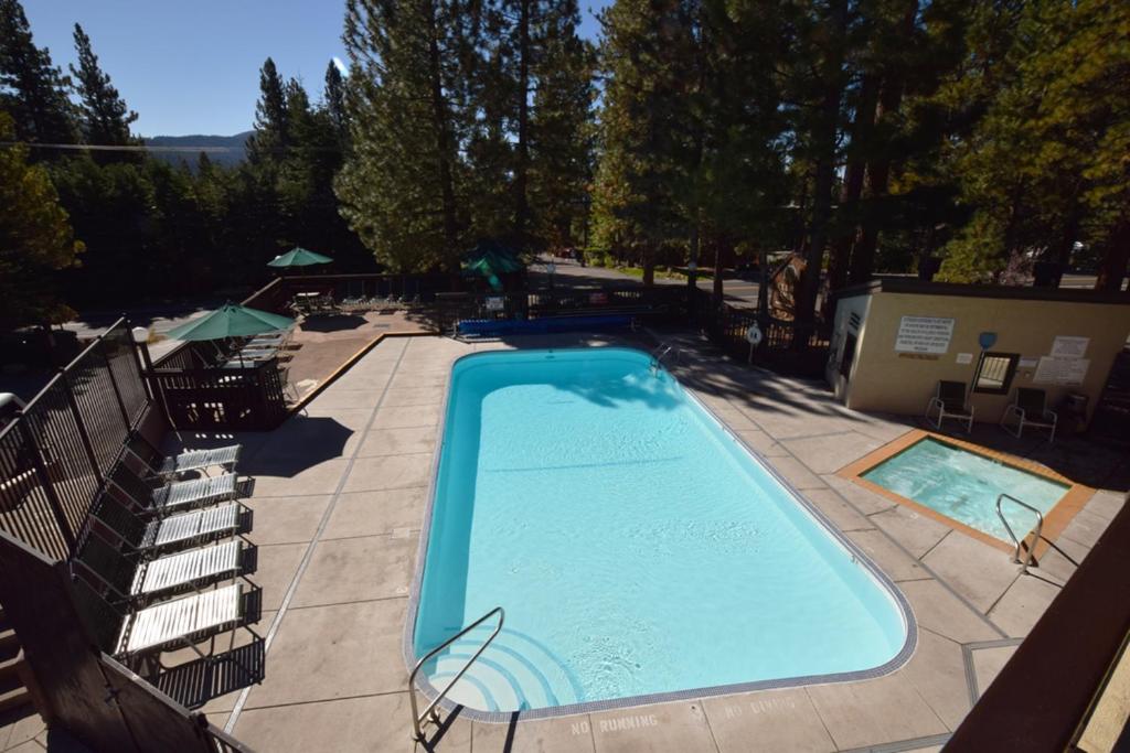 Bazén v ubytování Club Tahoe Resort nebo v jeho okolí