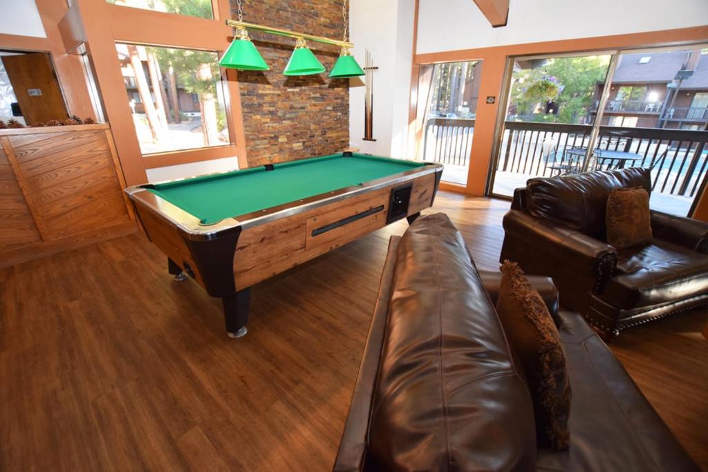 Biliár nebo kulečník v ubytování Club Tahoe Resort