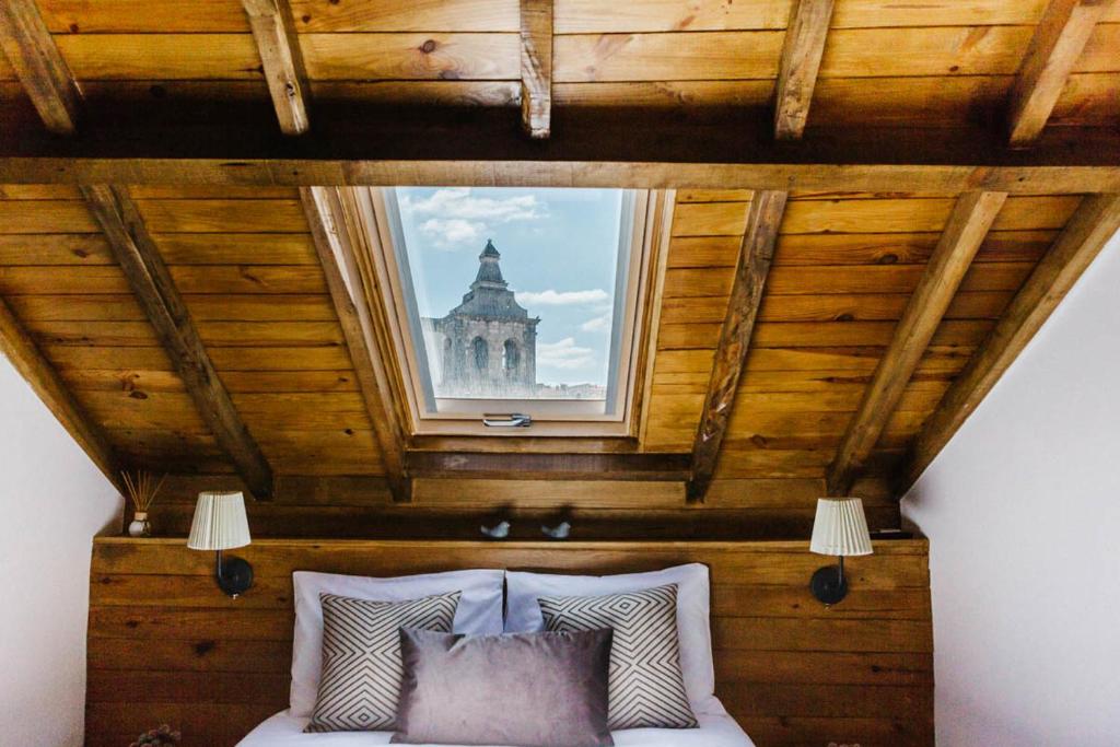 a bedroom with a window and a bed with pillows at Casa Roaz in Setúbal