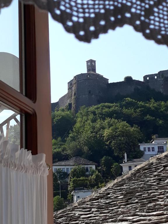 una ventana con vistas al castillo en Cico Hostel &private room, en Gjirokastra