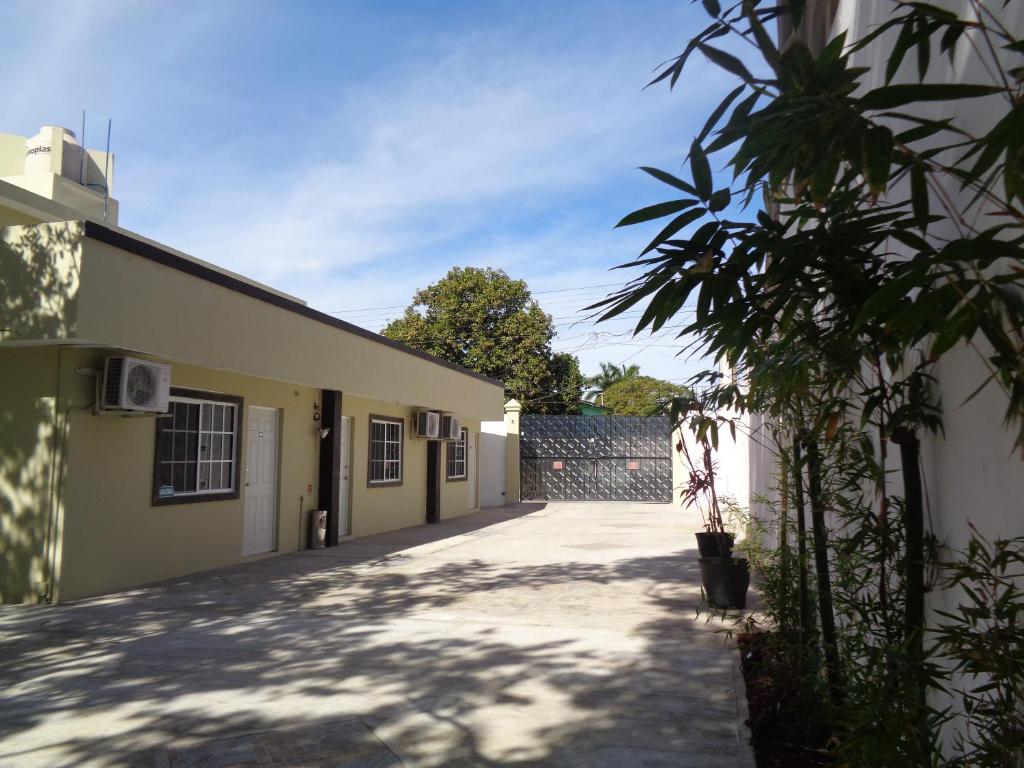 an empty courtyard of a building with a tree at Hotel Panama 510 in Tampico