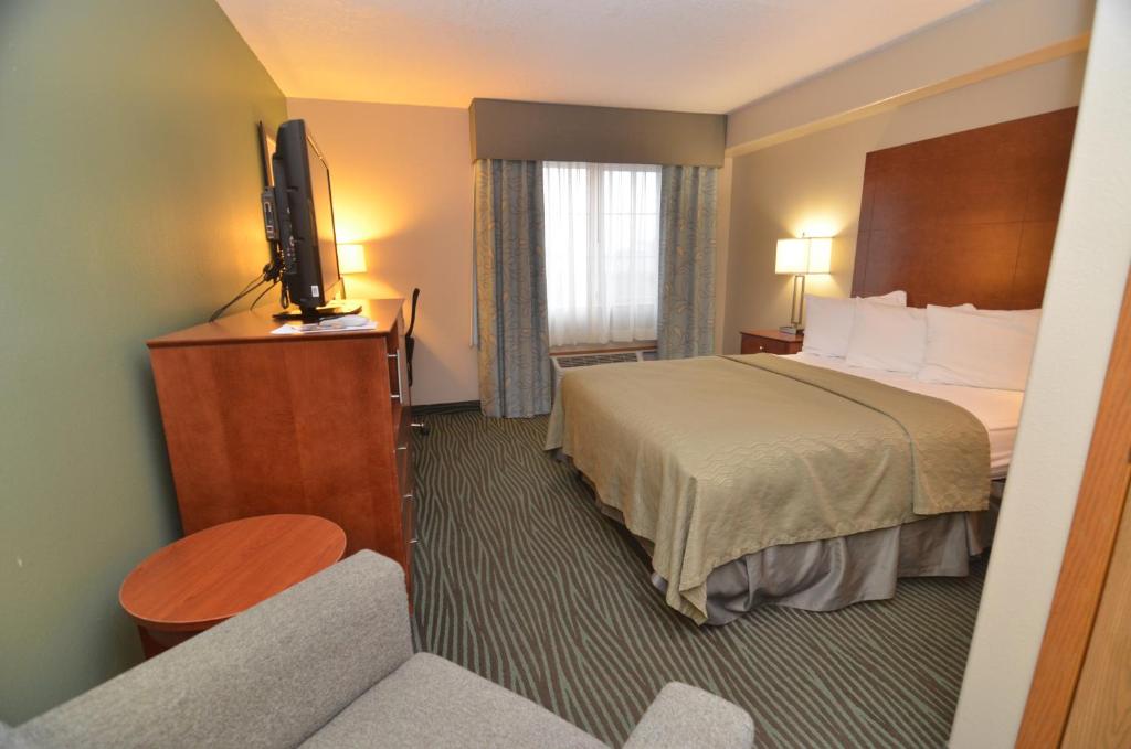 Postel nebo postele na pokoji v ubytování AmericInn by Wyndham Des Moines Airport